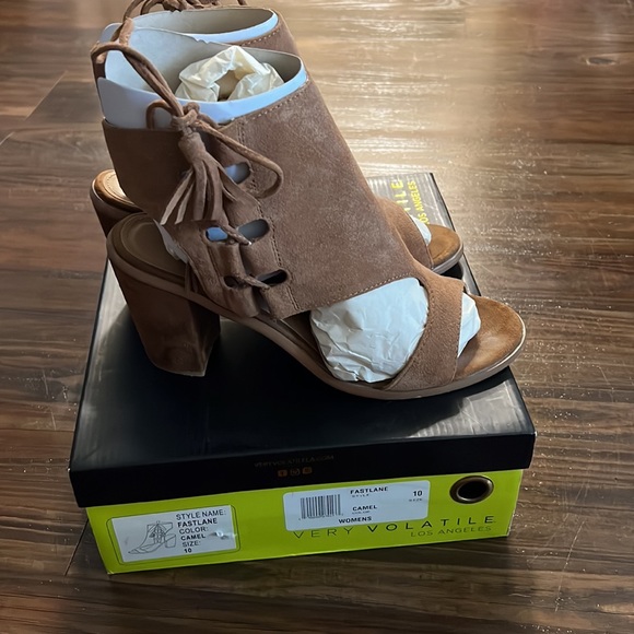 Very Volatile “Fastlane” Sandal Size 10 - Picture 4 of 10